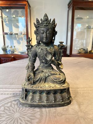 A large Chinese bronze sculpture of Bodhisattva on a lotus throne, Ming — 照片 1