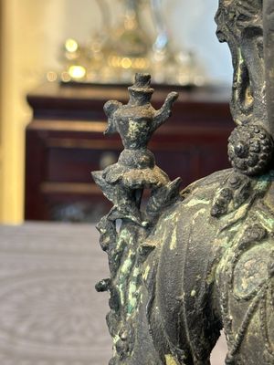 A large Chinese bronze sculpture of Bodhisattva on a lotus throne, Ming — 照片 12