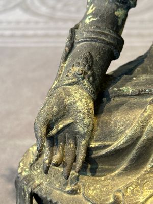A large Chinese bronze sculpture of Bodhisattva on a lotus throne, Ming — 照片 13