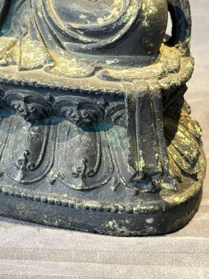 A large Chinese bronze sculpture of Bodhisattva on a lotus throne, Ming — 照片 15