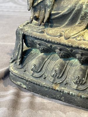 A large Chinese bronze sculpture of Bodhisattva on a lotus throne, Ming — 照片 16
