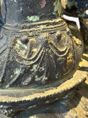 A large Chinese bronze sculpture of Bodhisattva on a lotus throne, Ming — 照片 19