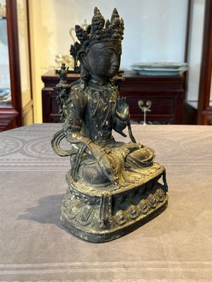 A large Chinese bronze sculpture of Bodhisattva on a lotus throne, Ming — 照片 2