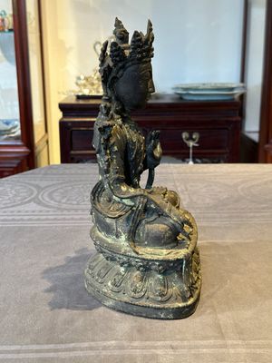 A large Chinese bronze sculpture of Bodhisattva on a lotus throne, Ming — 照片 3