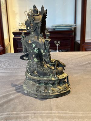 A large Chinese bronze sculpture of Bodhisattva on a lotus throne, Ming — 照片 4