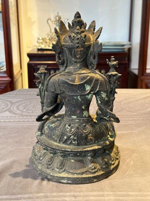 A large Chinese bronze sculpture of Bodhisattva on a lotus throne, Ming — 照片 5