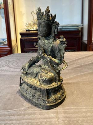A large Chinese bronze sculpture of Bodhisattva on a lotus throne, Ming — 照片 7