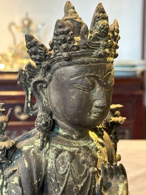 A large Chinese bronze sculpture of Bodhisattva on a lotus throne, Ming — 照片 8
