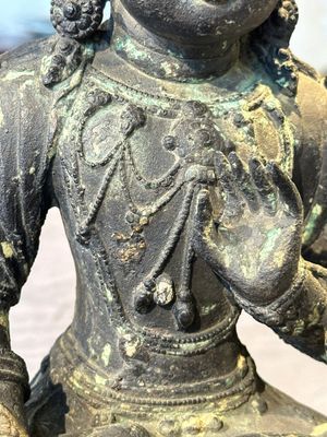 A large Chinese bronze sculpture of Bodhisattva on a lotus throne, Ming — 照片 9