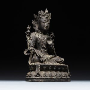 A large Chinese bronze sculpture of Bodhisattva on a lotus throne, Ming — 照片 1
