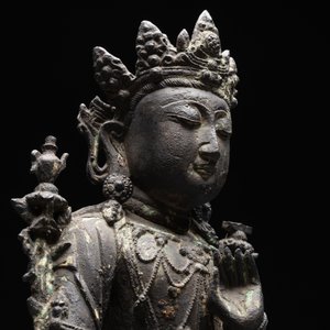 A large Chinese bronze sculpture of Bodhisattva on a lotus throne, Ming — 照片 2