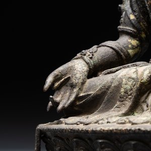 A large Chinese bronze sculpture of Bodhisattva on a lotus throne, Ming — 照片 3