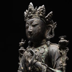A large Chinese bronze sculpture of Bodhisattva on a lotus throne, Ming — 照片 4
