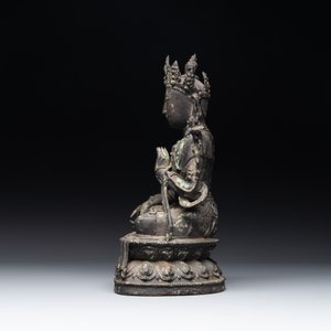 A large Chinese bronze sculpture of Bodhisattva on a lotus throne, Ming — 照片 7