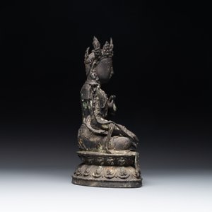 A large Chinese bronze sculpture of Bodhisattva on a lotus throne, Ming — 照片 9