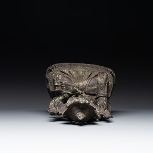 A large Chinese bronze sculpture of Bodhisattva on a lotus throne, Ming — 照片 10