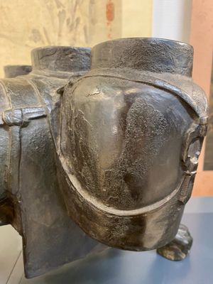 A large Chinese bronze 'touhu' or arrow vase in the shape of a lion, Ming — 照片 15