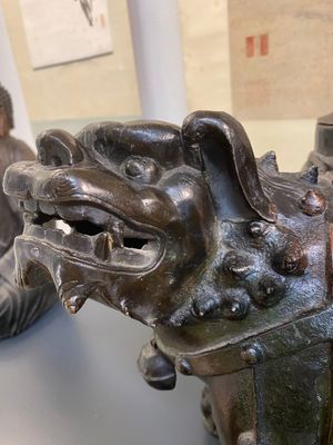 A large Chinese bronze 'touhu' or arrow vase in the shape of a lion, Ming — 照片 4