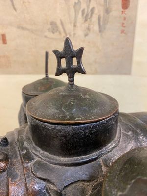 A large Chinese bronze 'touhu' or arrow vase in the shape of a lion, Ming — 照片 6
