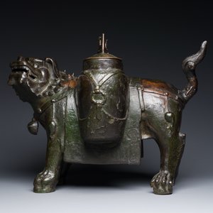 A large Chinese bronze 'touhu' or arrow vase in the shape of a lion, Ming — 照片 3