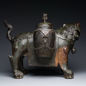 A large Chinese bronze 'touhu' or arrow vase in the shape of a lion, Ming — 照片 5