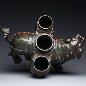 A large Chinese bronze 'touhu' or arrow vase in the shape of a lion, Ming — 照片 7