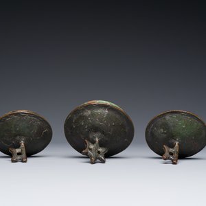 A large Chinese bronze 'touhu' or arrow vase in the shape of a lion, Ming — 照片 9
