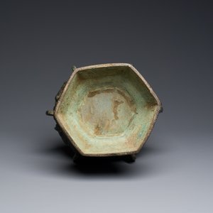 A large Chinese bronze 'touhu' or arrow vase, Yuan — photo 7
