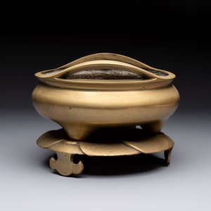 A large Chinese bronze tripod censer on stand, Wu Chen Mi Sheng Tang 戊辰米生堂 mark, dated 1868 — 照片 4