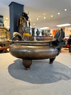A large Chinese bronze tripod censer with 'chilong' handles, Qing Qian Gong 清乾宮 mark, 18th C. — 照片 1