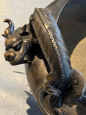 A large Chinese bronze tripod censer with 'chilong' handles, Qing Qian Gong 清乾宮 mark, 18th C. — 照片 14