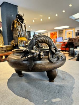 A large Chinese bronze tripod censer with 'chilong' handles, Qing Qian Gong 清乾宮 mark, 18th C. — 照片 2