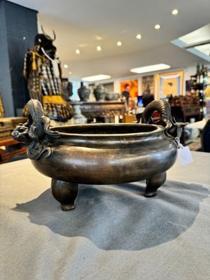 A large Chinese bronze tripod censer with 'chilong' handles, Qing Qian Gong 清乾宮 mark, 18th C. — 照片 3