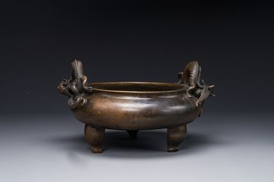 A large Chinese bronze tripod censer with 'chilong' handles, Qing Qian Gong 清乾宮 mark, 18th C.