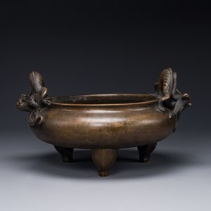 A large Chinese bronze tripod censer with 'chilong' handles, Qing Qian Gong 清乾宮 mark, 18th C. — 照片 3