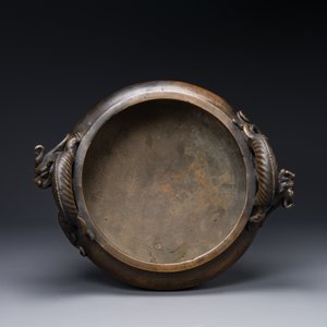 A large Chinese bronze tripod censer with 'chilong' handles, Qing Qian Gong 清乾宮 mark, 18th C. — 照片 4
