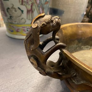 A large Chinese bronze tripod censer with chilong handles, Xuande mark, 18/19th C. — 照片 22