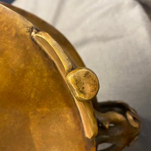 A large Chinese bronze tripod censer with chilong handles, Xuande mark, 18/19th C. — 照片 25
