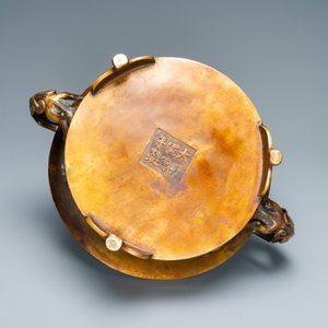 A large Chinese bronze tripod censer with chilong handles, Xuande mark, 18/19th C. — 照片 8