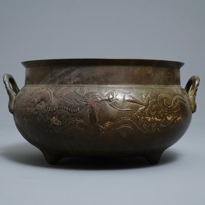 A large Chinese bronze tripod censer with engraved dragons, 19th C. — photo 4
