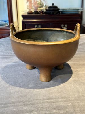A large Chinese bronze tripod censer with two handles, 19th C. — photo 1