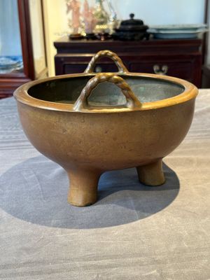A large Chinese bronze tripod censer with two handles, 19th C. — photo 2