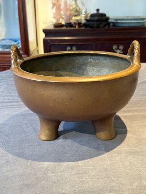 A large Chinese bronze tripod censer with two handles, 19th C. — photo 3