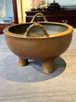 A large Chinese bronze tripod censer with two handles, 19th C. — photo 4