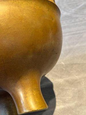 A large Chinese bronze tripod censer with two handles, 19th C. — photo 8