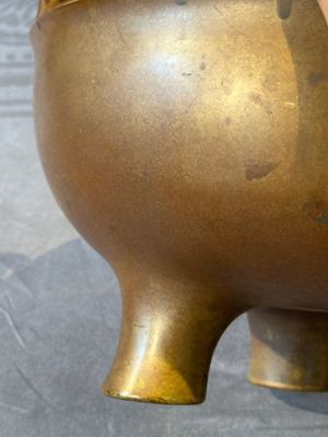 A large Chinese bronze tripod censer with two handles, 19th C. — photo 9