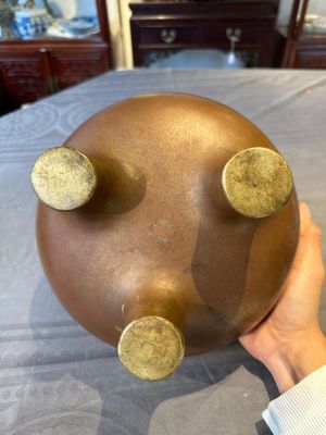 A large Chinese bronze tripod censer with two handles, 19th C. — photo 10