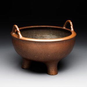 A large Chinese bronze tripod censer with two handles, 19th C. — photo 1