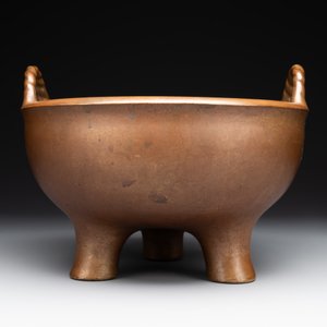 A large Chinese bronze tripod censer with two handles, 19th C. — photo 4
