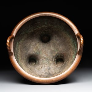 A large Chinese bronze tripod censer with two handles, 19th C. — photo 6